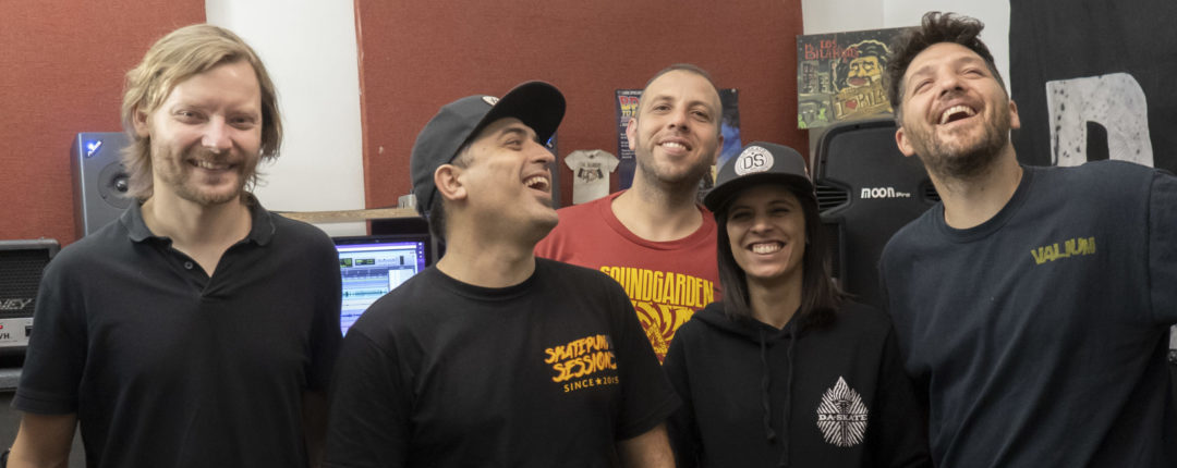Entrevistamos a DA-SKATE antes del show de La Trastienda: “La banda es enérgica, directa, sincera y divertida para ver”