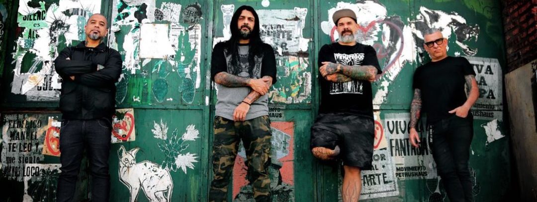 Entrevistamos a Santiago Cichero de HUESO: "Nuestras canciones son una patada en los dientes"