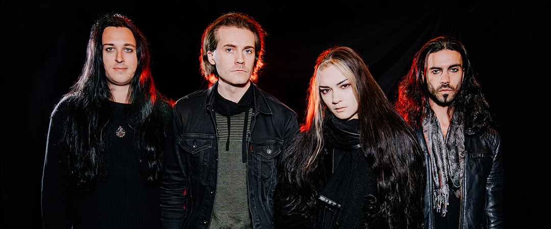 Entrevistamos a ADRIENNE COWAN de SEVEN SPIRES: "Quienes escuchan la banda por primera vez, experimentan una sensación de desconcierto"